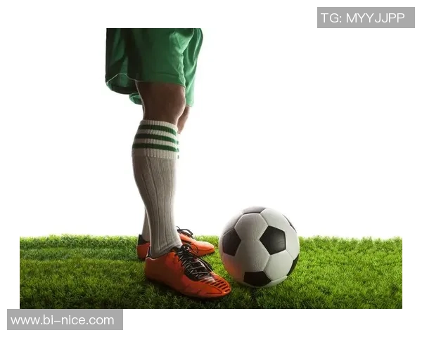 足球明星小腿围度揭秘运动员体型与表现之间的关系分析